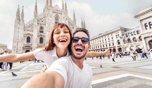 Junges Paar vor der Domkathedrale in Mailand, Italien